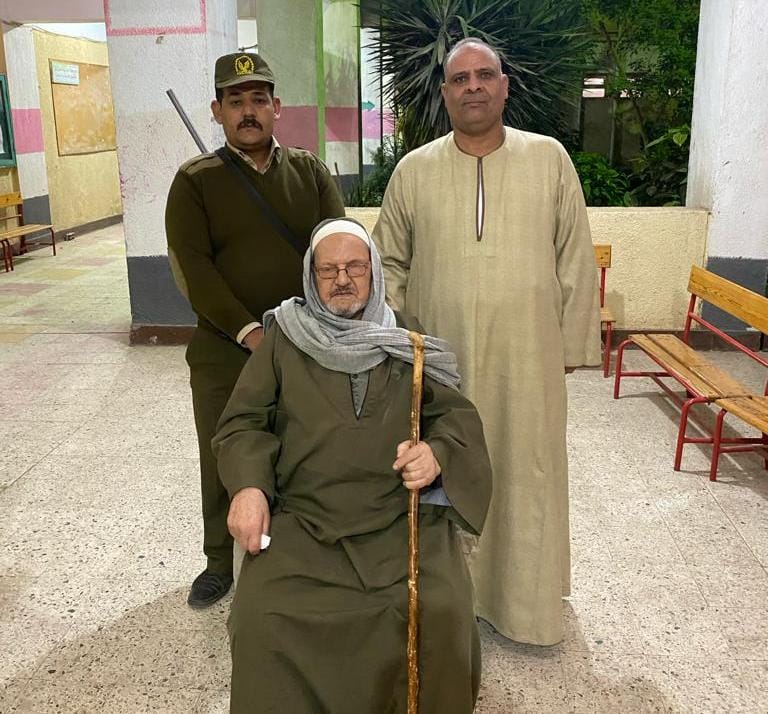 كبار السن يتصدرون اللجان الانتخابية " بنعلم ولادنا يحبوا وطنهم" رجال الشرطة وشيخ القرية في خدمة كبار السن