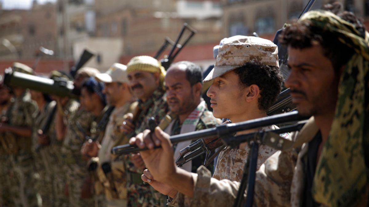 الحوثيين ذراع إيران العسكري..هل سيدمرون اليمن بأسلحة التحالف؟ أسلحة إيران بيد مقاتلي الحوثيين