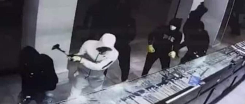 سطو مسلح على متجر صاغة بدرب نصر ومق
