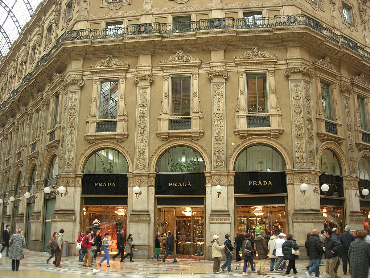 الكلاسيكية أو العصرية..ماهي الملابس المناسبة لإطلالتنا اليومية؟ دار أزياء Prada