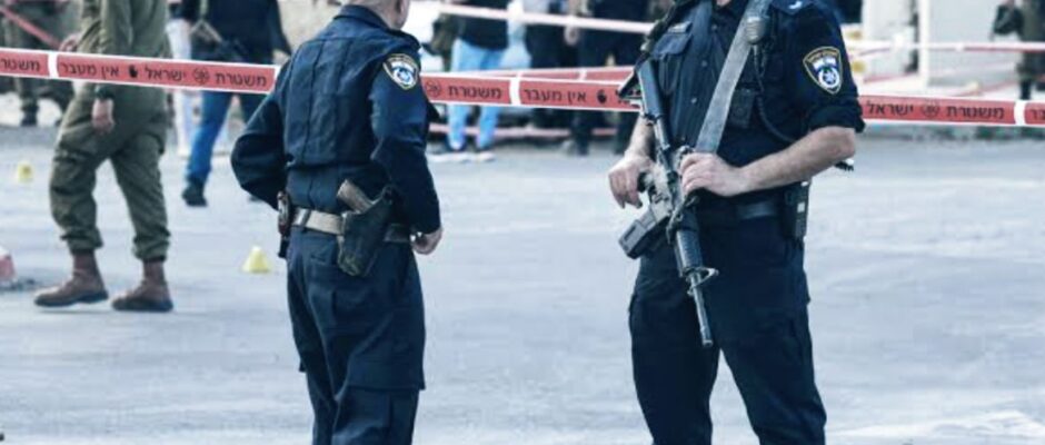 مقتل إسرائيليين وإصابة 8 آخرين في قصف الاحتلال