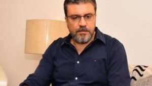 كسر في الضلع الأيمن.. سقوط الإعلامي عمرو الليثي أثناء تصوير برنامجه.