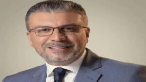 أُصيب بكسر في الضلع الأيمن.. سقوط الإعلامي عمرو الليثي أثناء تصوير برنامجه