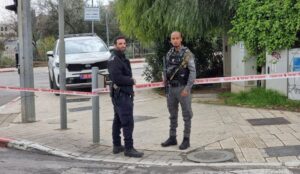 إصابة جندي إسرائيلي في عملية طعن في بئر السبع وتم قتل المنفذ إصابة جندي إسرائيلي في عملية طعن في بئر السبع وتم قتل المنفذ