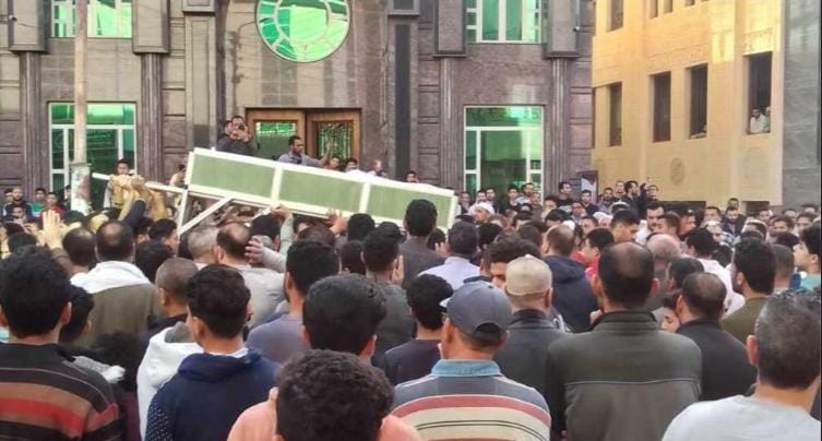 تحرك جثمان سيدة أثناء جنازتها والأطباء يؤكدون وفاتها