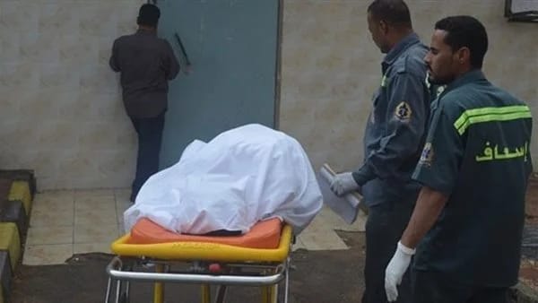 من أجل المال… شاب يعتدي على أمه ويلقيها في “المنور”