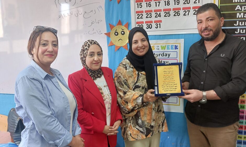 "عيون الغد" تكرّم الأستاذة هدير عبدالعزيز تقديرًا لدورها في تأسيس أجيال "ناجي شهود"