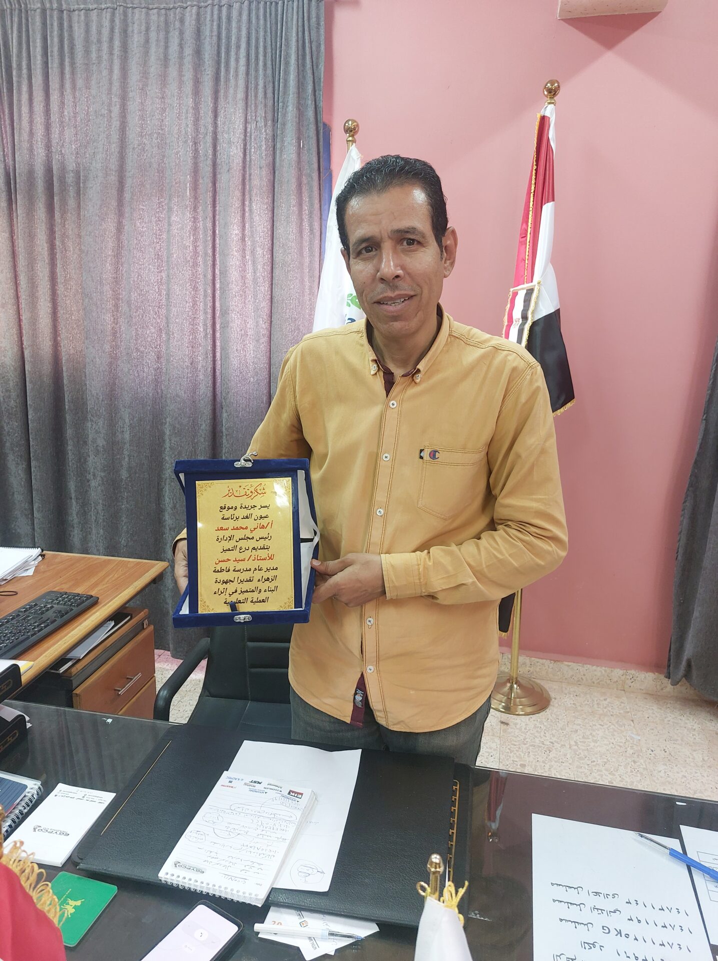 "عيون الغد" تكرّم الأستاذ"سيد حسن" لجهوده في الارتقاء بمدرسة فاطمة الزهراء