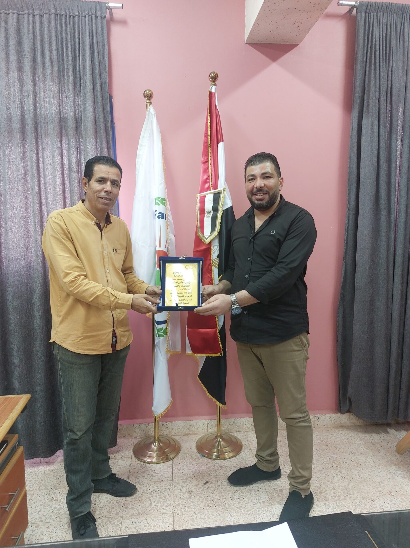 "عيون الغد" تكرّم الأستاذ"سيد حسن" لجهوده في الارتقاء بمدرسة فاطمة الزهراء