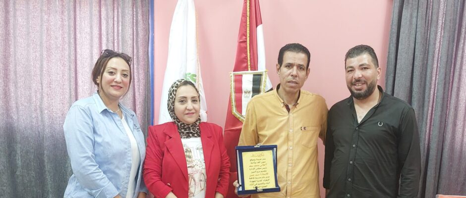 "عيون الغد" تكرّم الأستاذ"سيد حسن" لجهوده في الارتقاء بمدرسة فاطمة الزهراء