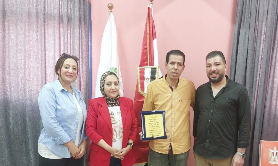 "عيون الغد" تكرّم الأستاذ"سيد حسن" لجهوده في الارتقاء بمدرسة فاطمة الزهراء