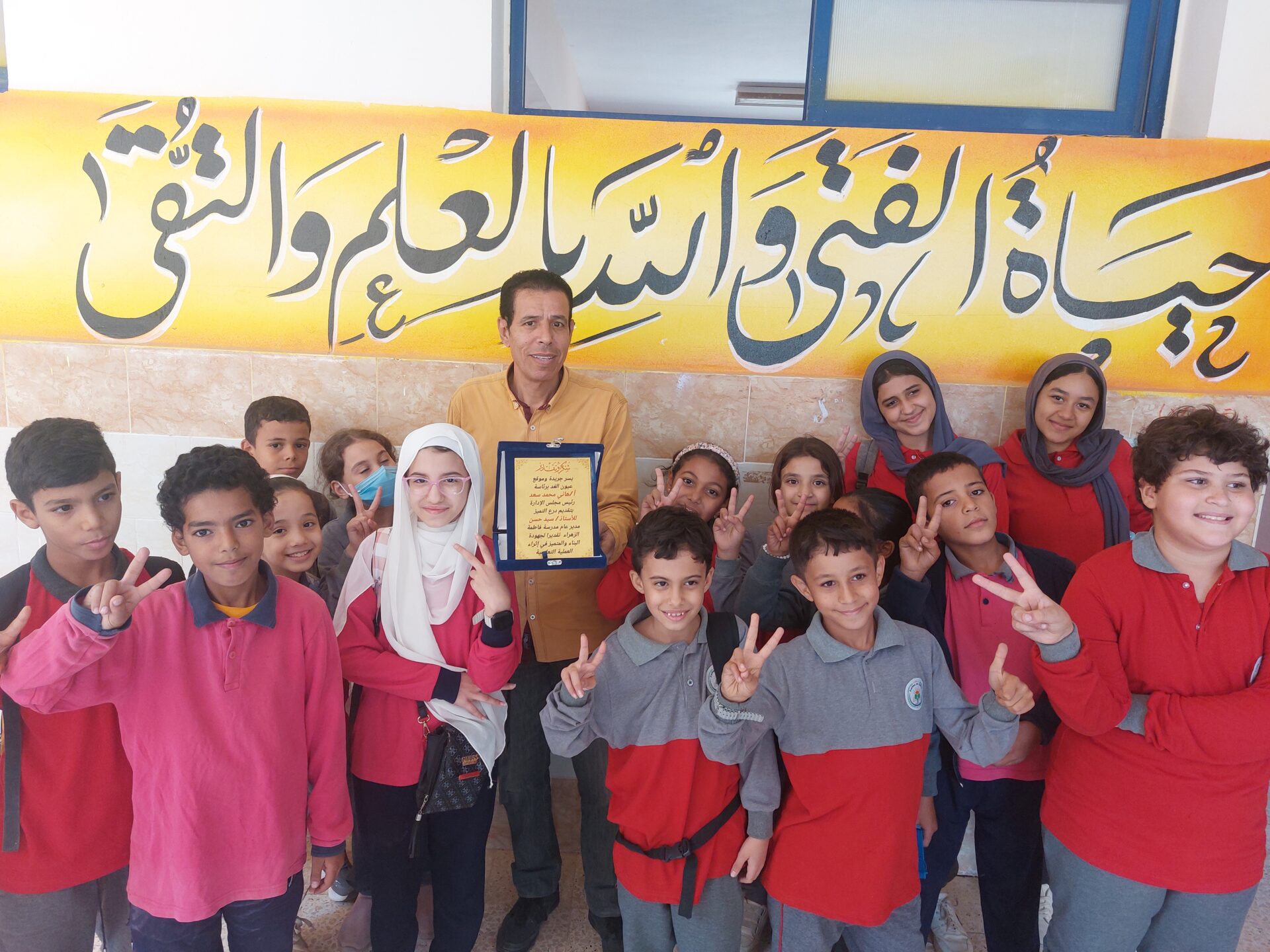 "عيون الغد" تكرّم الأستاذ"سيد حسن" لجهوده في الارتقاء بمدرسة فاطمة الزهراء