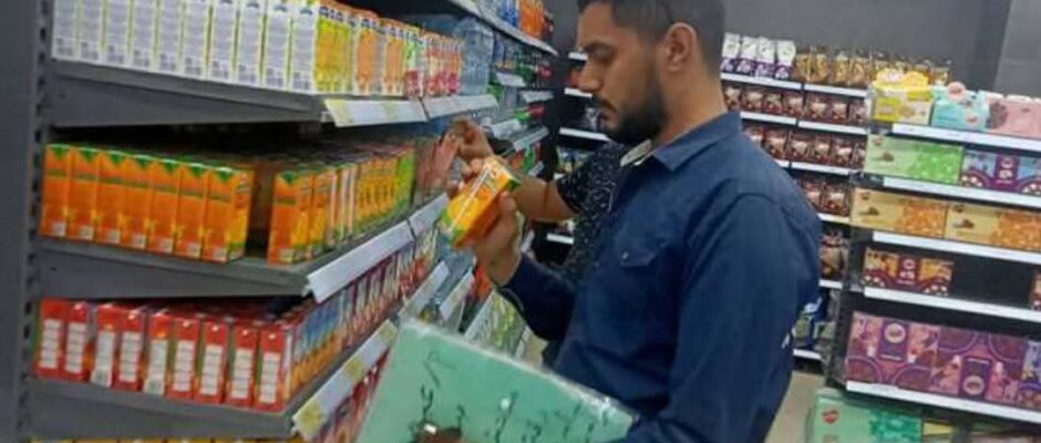 حملات رقابية في أسيوط تنتهي بإعدام 800 كيلوغرام من الأغذية الفاسدة