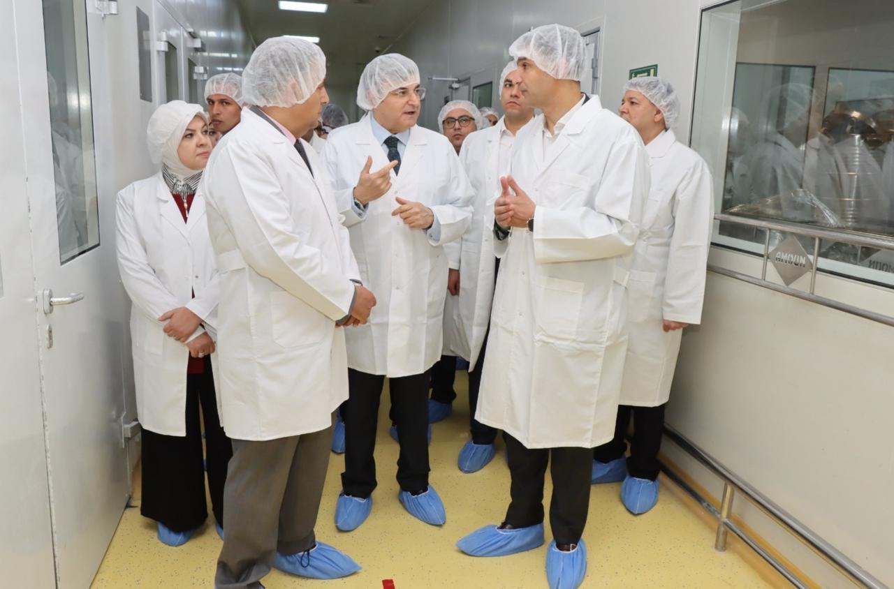 وزير الصناعة يتفقد "آمون للأدوية" بالعبور: استثمارات بـ 9 مليارات جنيه وخطط طموحة لتعزيز الأمن الدوائي المصري
