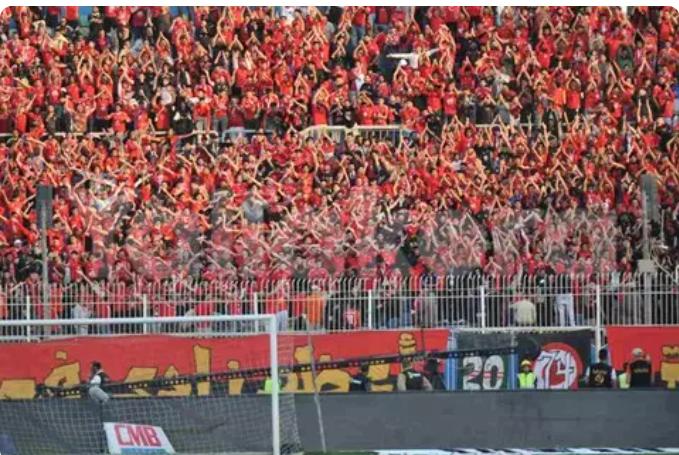 جماهير القلعه الحمراء تصب غضبها  بعد هزيمة النادي الاهلي امام بيراميدز